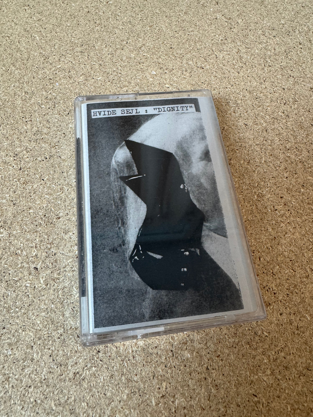 Hvide Sejl – Dignity CS (Posh Isolation)